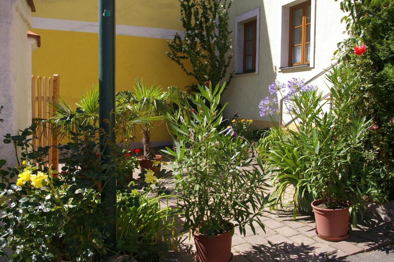 Ferienwohnung Zum Kapuziner Poysdorf Bagian luar foto